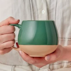 Eclipse Snug Mug 450ML Green 5 Eclipse Snug Mug 450ML Green -homeless mug-shop maxwell williams eclipse hands 800x600